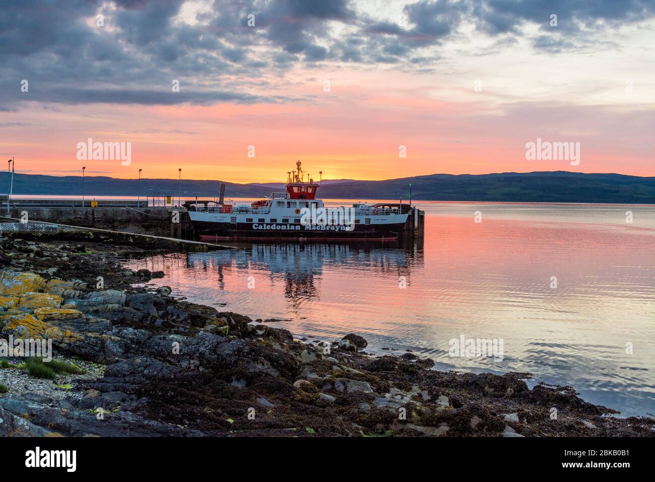 ferry pour voiture mv loch tarbert au coucher du soleil, lochranza, arran Banque D'Images