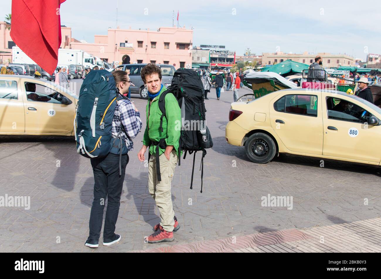 Deux voyageurs à dos à la place du marché Djemaa el fna in Marrakech s'en sort Banque D'Images