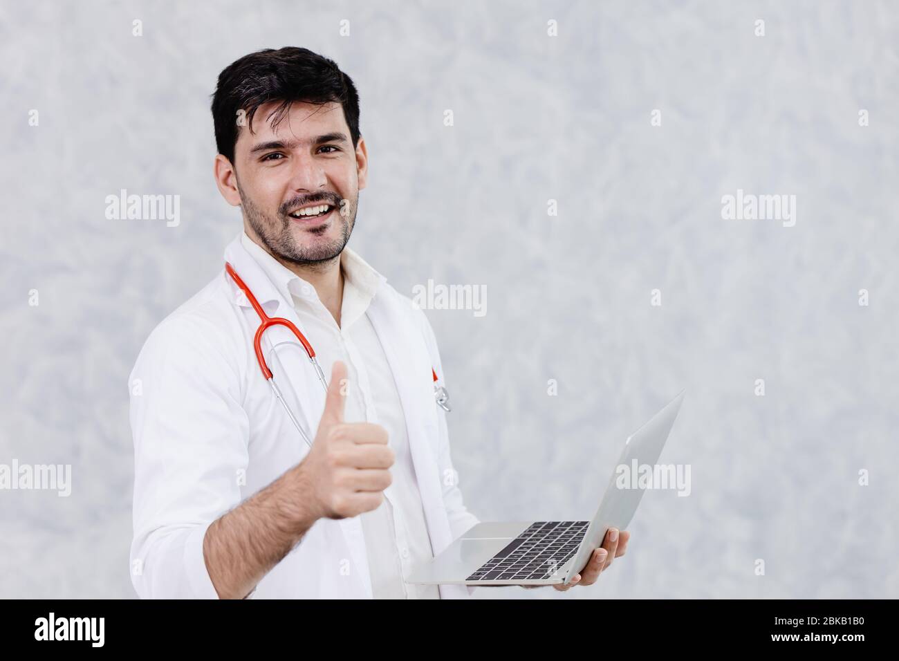 Bon médecin quelques pouces mâles vers le haut bon travail avec ordinateur portable. Banque D'Images