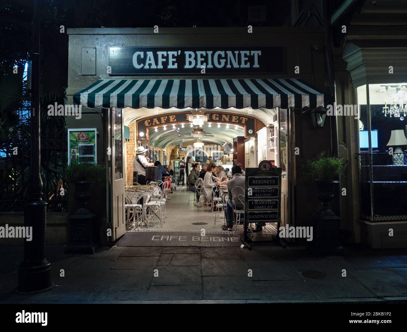 La Nouvelle-Orléans, Louisiane, États-Unis - 2020: Vue extérieure du café Beignet, un café traditionnel de cette ville, situé dans le quartier français. Banque D'Images