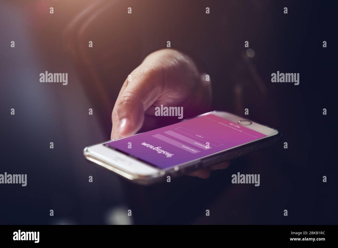 Gros plan sur les utilisateurs de l'application Instagram dans l'écran de connexion au smartphone, illustration sur l'écran du téléphone., Bangkok, mars 2020. Banque D'Images