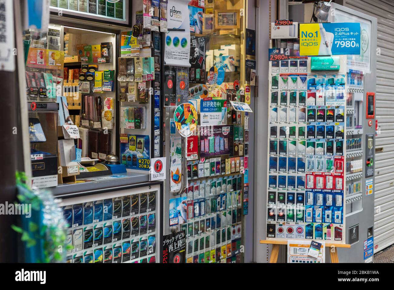 Boutique de kiosques à cigarettes au Japon avec une variété de couleurs de nombreuses marques de cigarettes à vendre.la plupart des travailleurs au Japon aiment encore fumer. 18 janvier 201 Banque D'Images