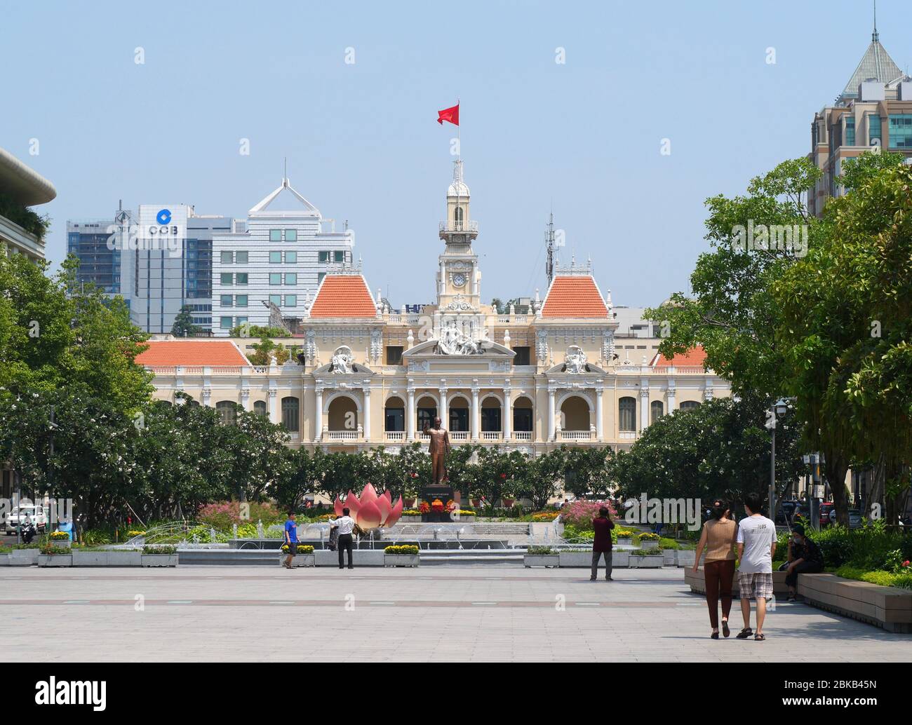 Ho Chi Minh Ville, Vietnam - 30 avril 2020: Rue Nguyen Hue avec vue sur le Comité populaire de l'immeuble de Ho Chi Minh Ville Banque D'Images