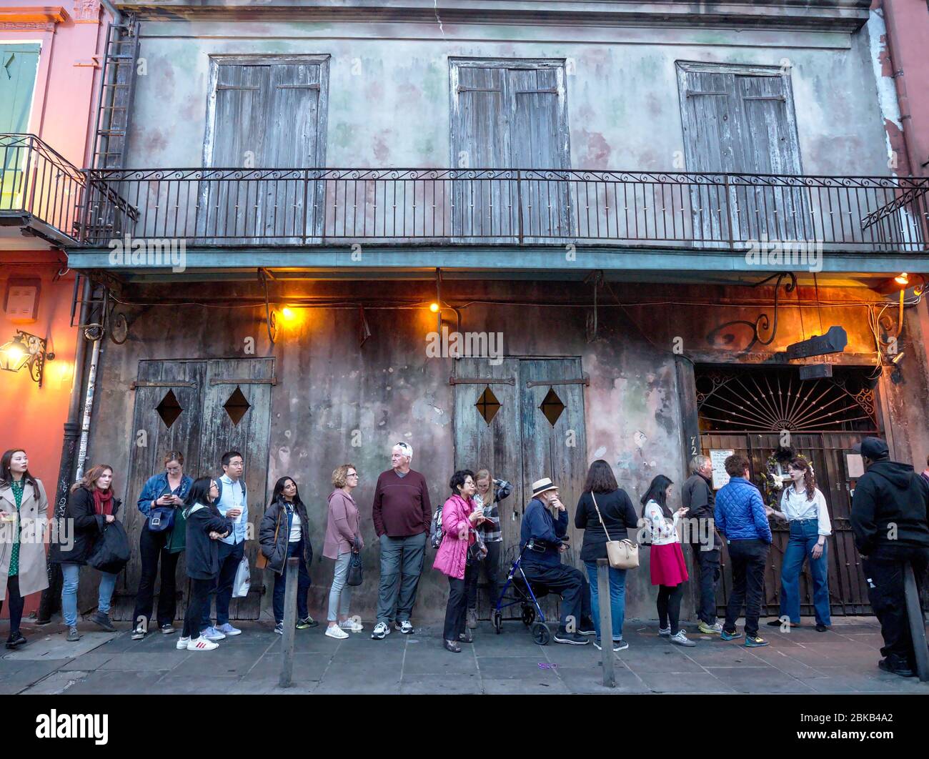 La Nouvelle-Orléans, Louisiane, États-Unis - 2020: Les gens attendent en ligne avant une performance en direct par le Preservation Hall Jazz Band au célèbre Preservation Hall. Banque D'Images