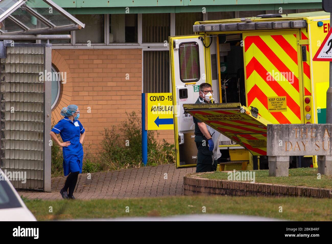 La photo du 29 avril montre les équipages d'ambulance après avoir pris des patients au service Covid-19 à l'hôpital Queen Elizabeth de KingÕs Lynn à Norfolk, mercredi après-midi. Des ambulanciers étaient aujourd'hui (mer) vus livrer des patients avec des coronavirus soupçonnés à l'hôpital près de la QueenÕs Norfolk Estate C où Prince William et Kate restent actuellement avec leurs enfants. Le personnel du NHS a été vu pousser les patients sur les trolllies à l'hôpital Queen Elizabeth (QEH) de KingÕs Lynn, qui est à seulement 10 miles de Sandringham, où le couple Royal vit actuellement à Anmer H Banque D'Images