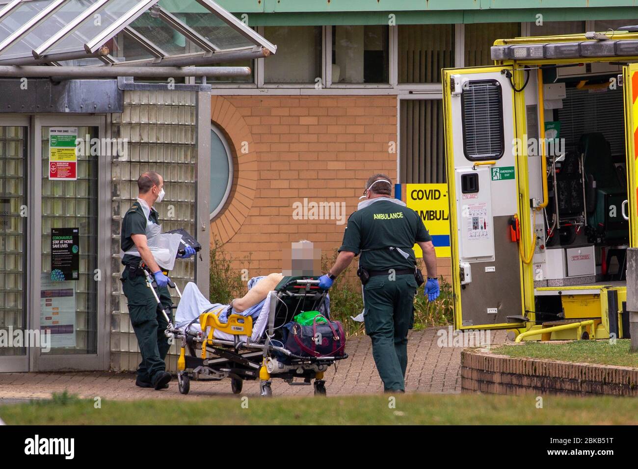 La photo du 29 avril montre que les équipages d'ambulance prennent des patients au service Covid-19 de l'hôpital Queen Elizabeth de KingÕs Lynn à Norfolk mercredi après-midi. Des ambulanciers étaient aujourd'hui (mer) vus livrer des patients avec des coronavirus soupçonnés à l'hôpital près de la QueenÕs Norfolk Estate C où Prince William et Kate restent actuellement avec leurs enfants. Le personnel du NHS a été vu pousser les patients sur les trolllies à l'hôpital Queen Elizabeth (QEH) de KingÕs Lynn, qui est à seulement 10 miles de Sandringham, où le couple Royal vit actuellement à Anmer Hall wi Banque D'Images