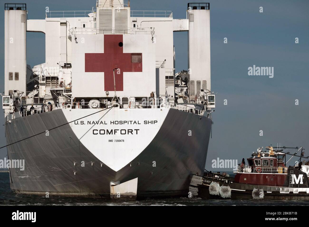 Norfolk, États-Unis d'Amérique. 9 mars 2020. NORFOLK (2 mai 2020) le navire hospitalier USNS Comfort (T-AH 20) retourne à son homeport de la base navale de Norfolk après avoir traité des patients à New York et au New Jersey à l'appui de la pandémie COVID-19. Le confort et son groupe de travail médical embarqué restent prêts à être futurs. La Marine, ainsi que d'autres forces spécialisées du Commandement Nord des États-Unis, reste engagée dans l'ensemble du pays à l'appui de la réponse plus large de la COVID-19. Crédit: Groupe médias de tempêtes/Alay Live News Banque D'Images