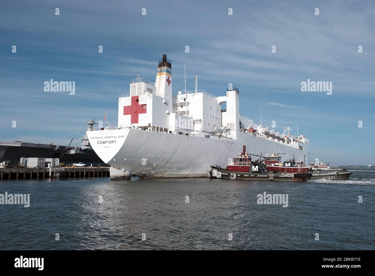 Norfolk, États-Unis d'Amérique. 9 mars 2020. NORFOLK (2 mai 2020) le navire hospitalier USNS Comfort (T-AH 20) retourne à son homeport de la base navale de Norfolk après avoir traité des patients à New York et au New Jersey à l'appui de la pandémie COVID-19. Le confort et son groupe de travail médical embarqué restent prêts à être futurs. La Marine, ainsi que d'autres forces spécialisées du Commandement Nord des États-Unis, reste engagée dans tout le pays à l'appui de la plus large COVID-19 Response Credit: Storms Media Group/Alay Live News Banque D'Images