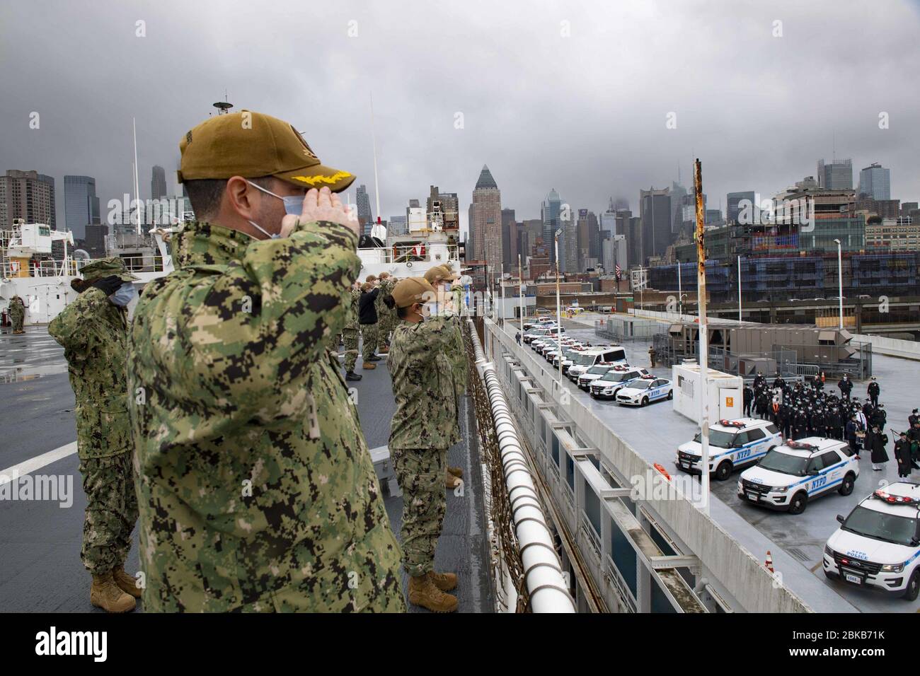 Norfolk, États-Unis d'Amérique. 9 mars 2020. NEW YORK (30 avril 2020) les marins à bord du navire hospitalier USNS Comfort (T-AH 20) rendent hommage au NYPD alors que le navire quitte le port de New York après avoir traité des patients à New York et au New Jersey. Le navire et son groupe de travail médical embarqué restent prêts à être soumis à des tâches futures. La Marine, ainsi que d'autres forces spécialisées du Commandement Nord des États-Unis, reste engagée dans tout le pays à l'appui de la plus large COVID-19 Response Credit: Storms Media Group/Alay Live News Banque D'Images