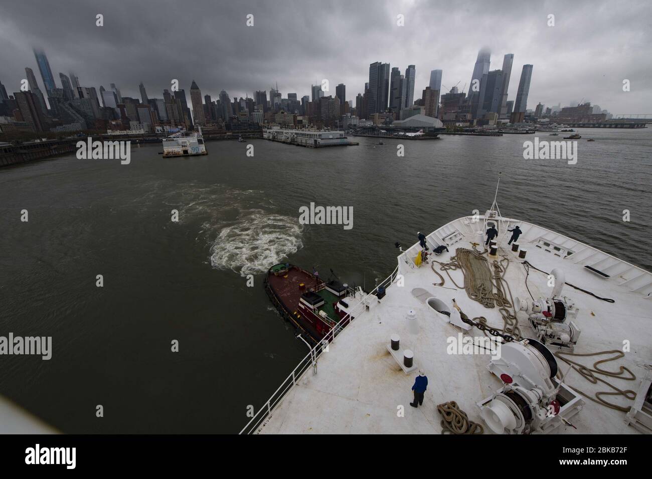 Norfolk, États-Unis d'Amérique. 9 mars 2020. NEW YORK (30 avril 2020) le navire hospitalier USNS Comfort (T-AH 20) quitte le port de New York après avoir traité des patients à New York et au New Jersey. Le navire et son groupe de travail médical embarqué restent prêts à être soumis à des tâches futures. La Marine, ainsi que d'autres forces spécialisées du Commandement Nord des États-Unis, reste engagée dans tout le pays à l'appui de la plus large COVID-19 Response Credit: Storms Media Group/Alay Live News Banque D'Images