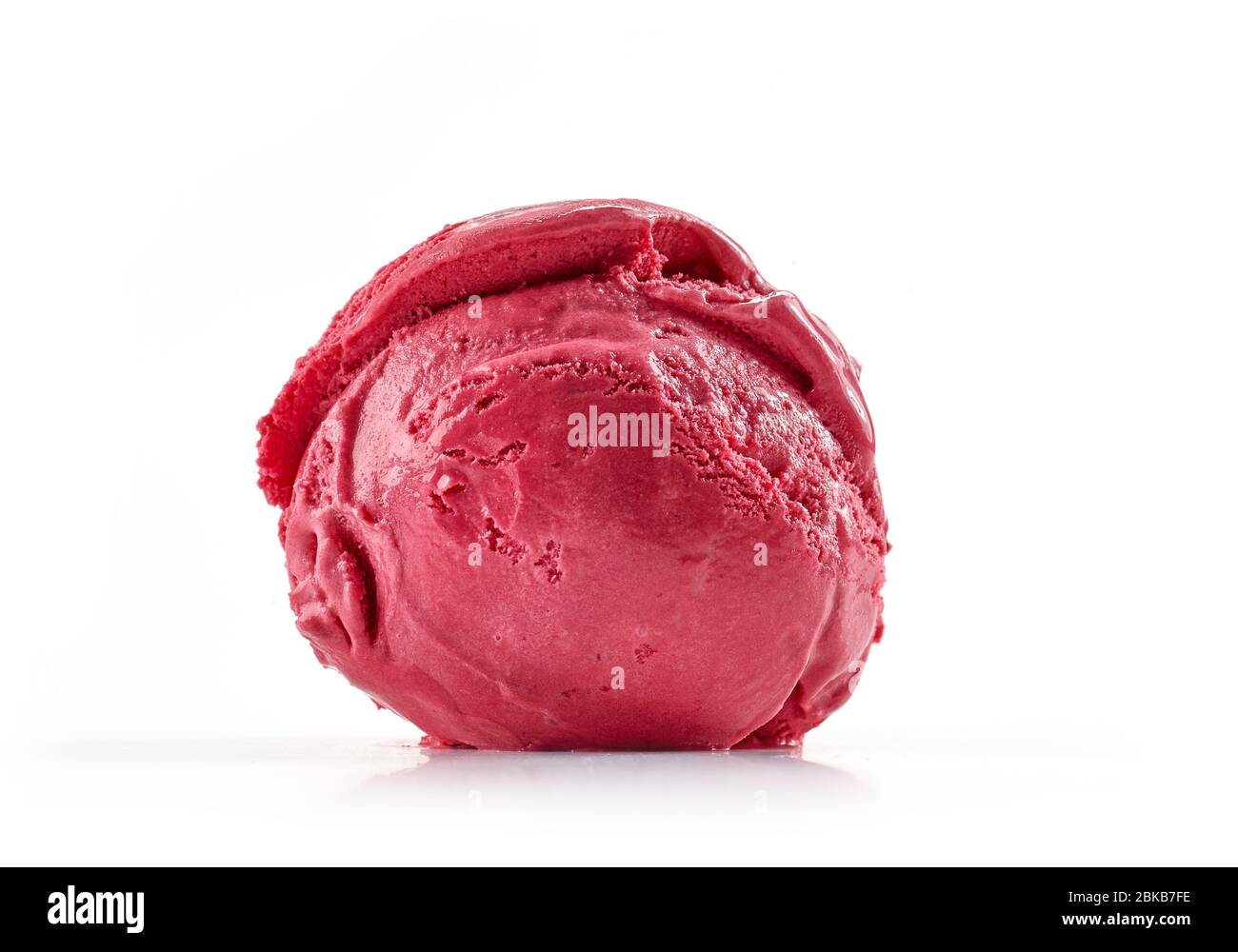 glace rouge cerise isolée sur fond blanc Banque D'Images