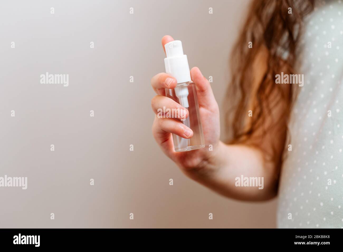 Remède antibactérien pour les mains des enfants. Protection de la santé lors de l'éclosion du virus de la grippe, des épidémies et des maladies infectieuses Banque D'Images Remède antibactérien pour les mains des enfants. Protection de la santé lors de l'éclosion du virus de la grippe, des épidémies et des maladies infectieuses Banque D'Images