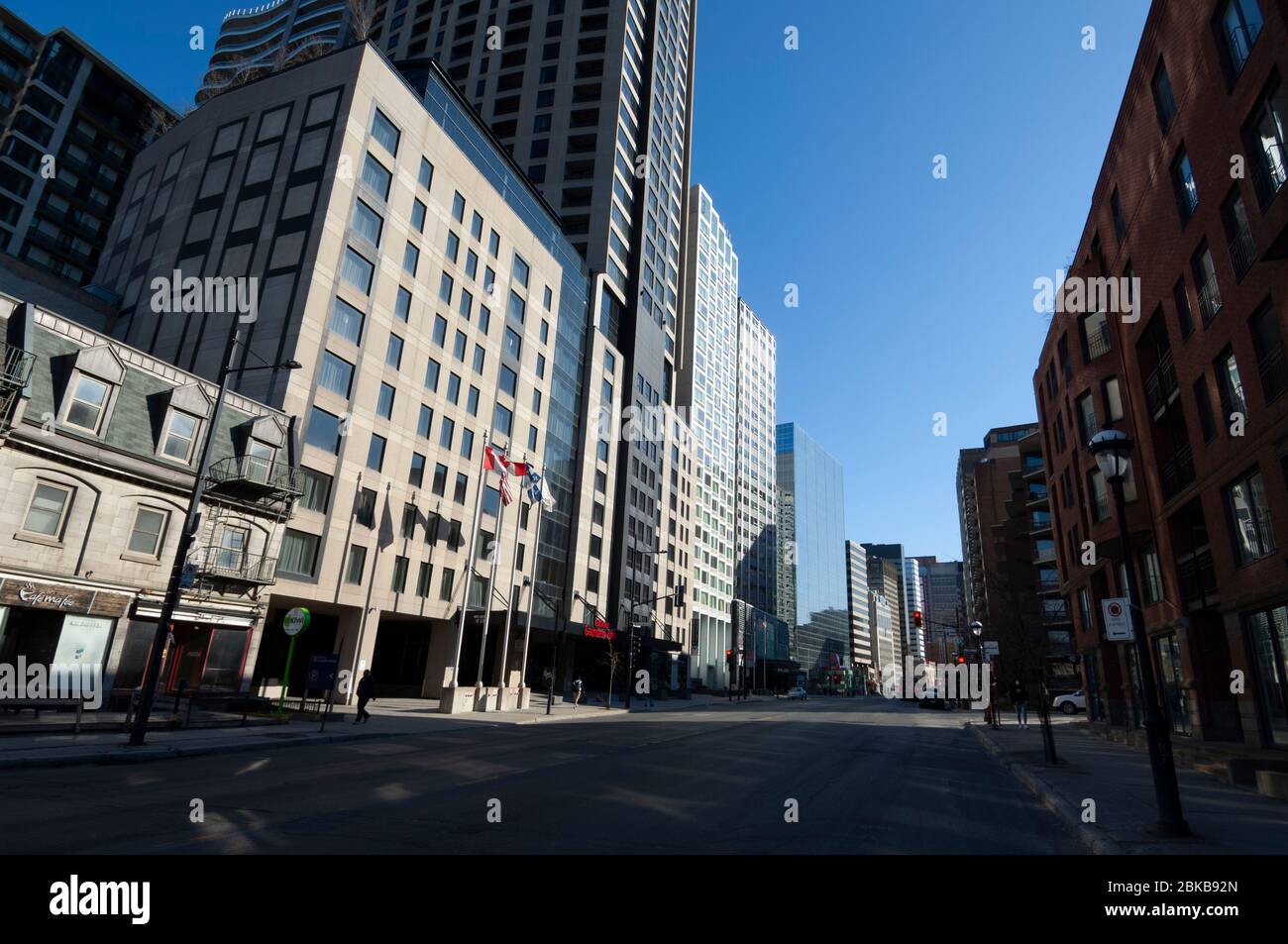 MONTRÉAL, CANADA - 28 AVRIL 2020 : lors de la lock-down de la Covid19, la rue Sherbrooke montre clairement l'impact de la pandémie sur le trafic le plus important Banque D'Images