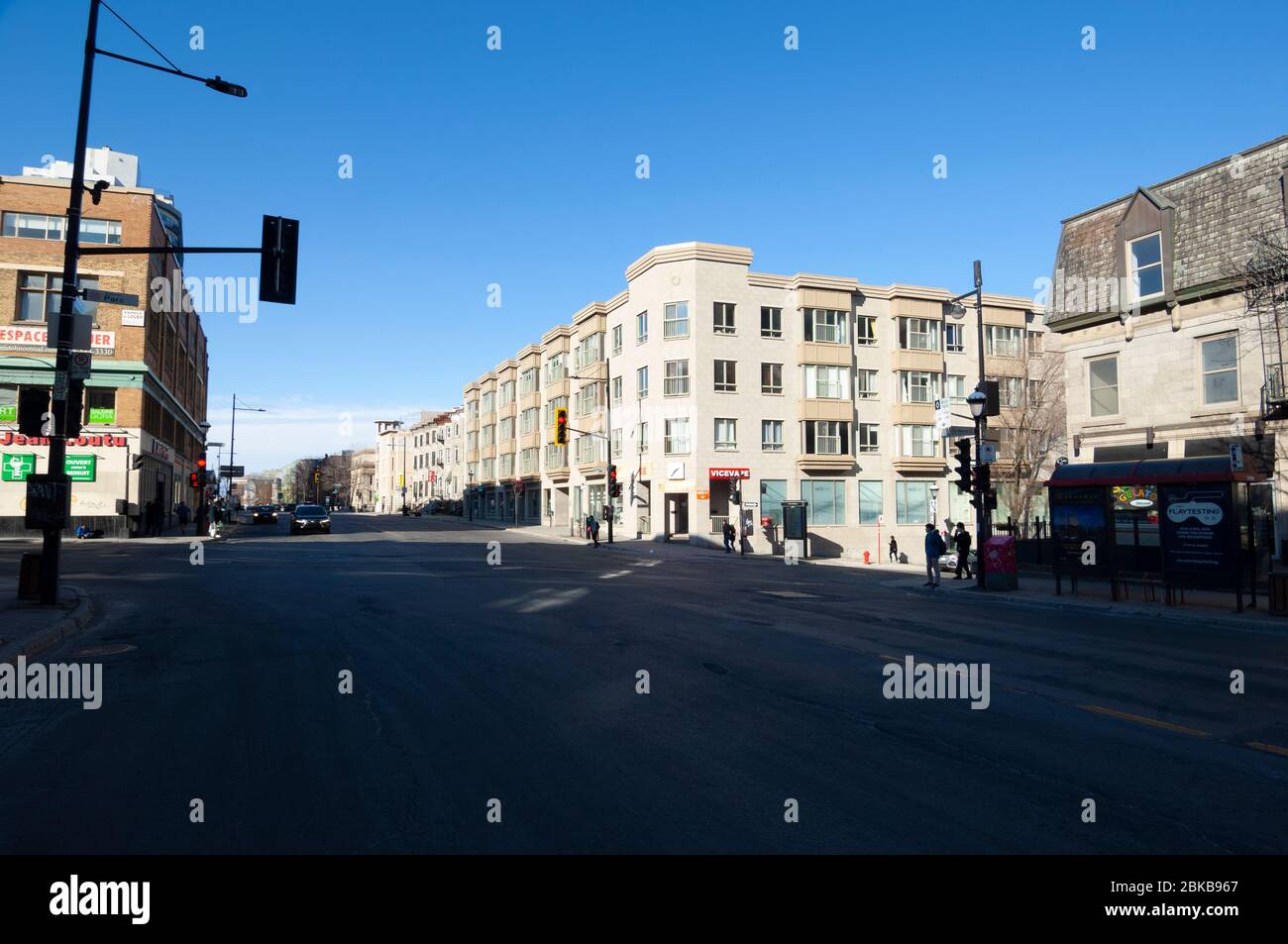 MONTRÉAL, CANADA - 28 AVRIL 2020 : lors de la lock-down de la Covid19, la rue Sherbrooke montre clairement l'impact de la pandémie sur le trafic le plus important Banque D'Images