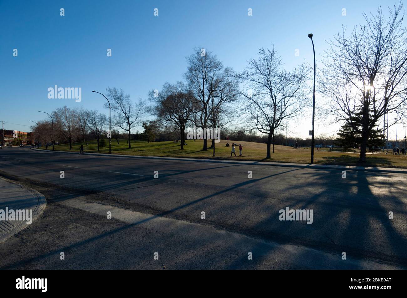 MONTRÉAL, CANADA - 28 AVRIL 2020 : pendant le verrouillage de la Covid19, le parc Pere Marquette, sur le boulevard Rosemont, montre clairement l'impact de la pandémie sur le Banque D'Images