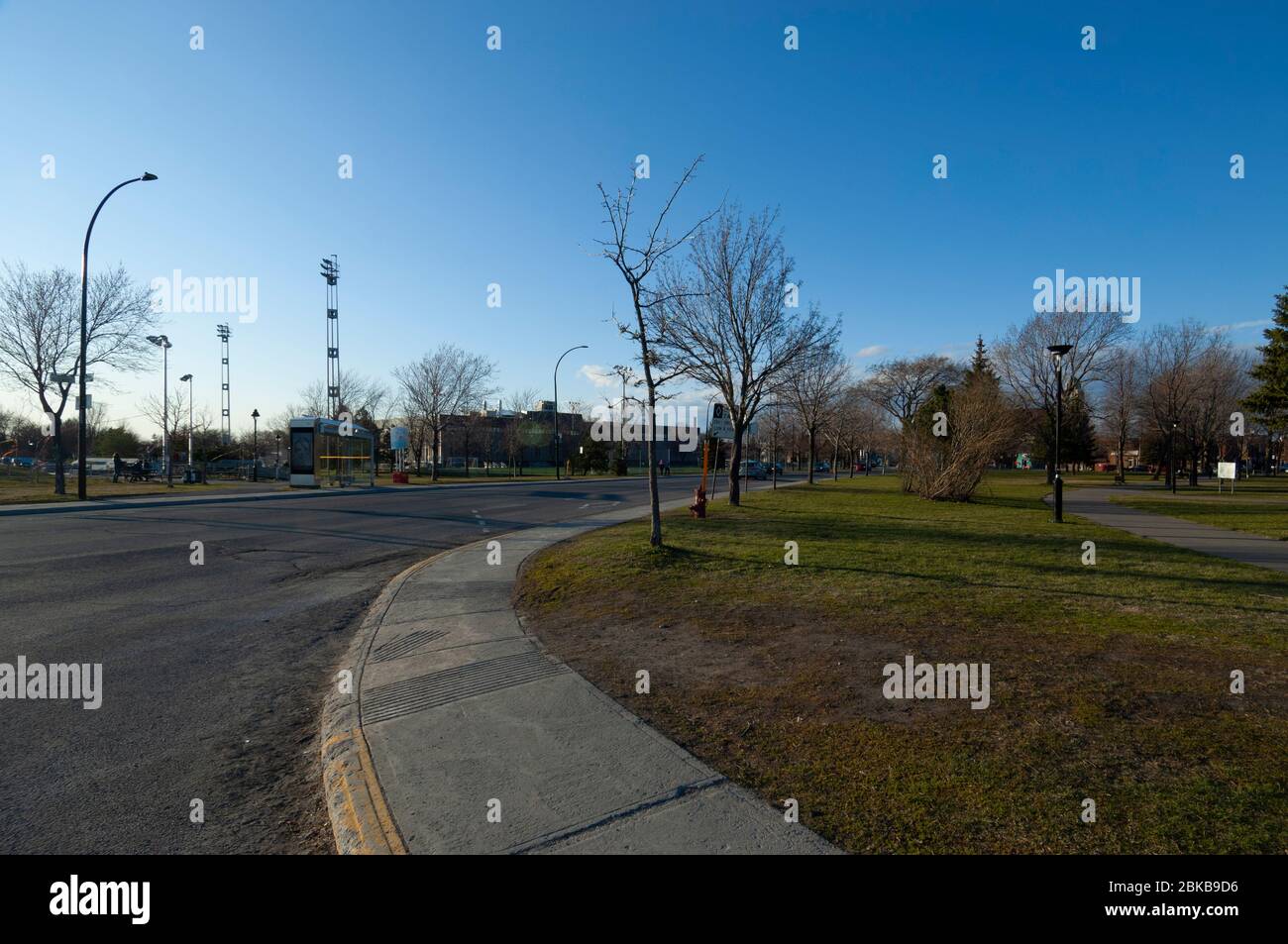 MONTRÉAL, CANADA - 28 AVRIL 2020 : pendant le verrouillage du 19 novembre, le boulevard Rosemont montre clairement l'impact de la pandémie sur le trafic sur l'un des m Banque D'Images