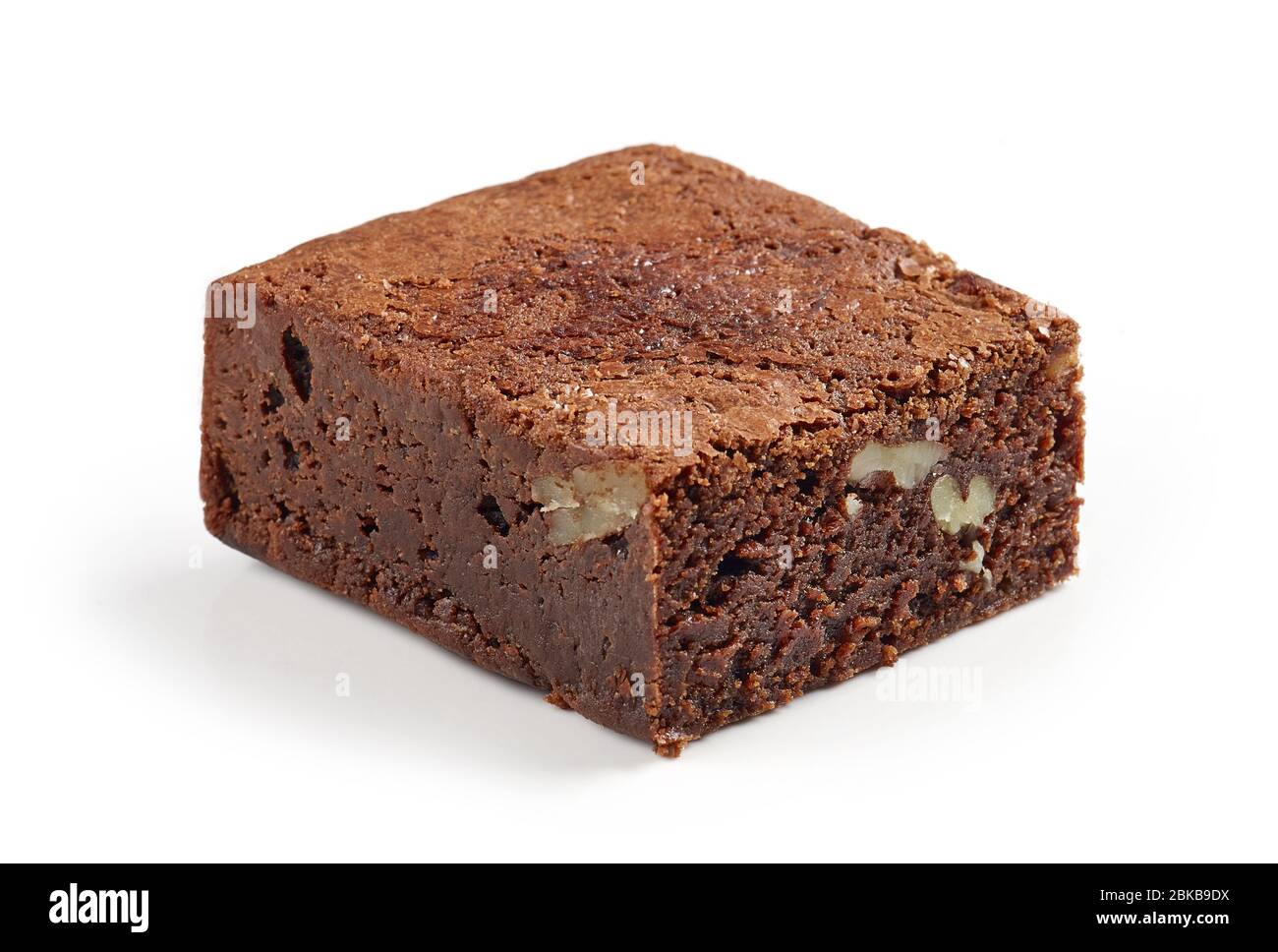 morceau de gâteau de brownie isolé sur fond blanc Banque D'Images