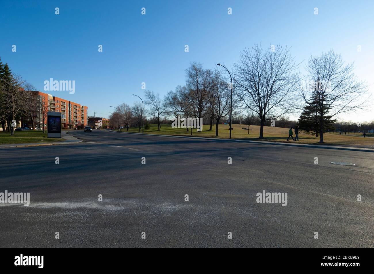 MONTRÉAL, CANADA - 28 AVRIL 2020 : pendant le verrouillage du 19 novembre, le boulevard Rosemont montre clairement l'impact de la pandémie sur le trafic sur l'un des m Banque D'Images