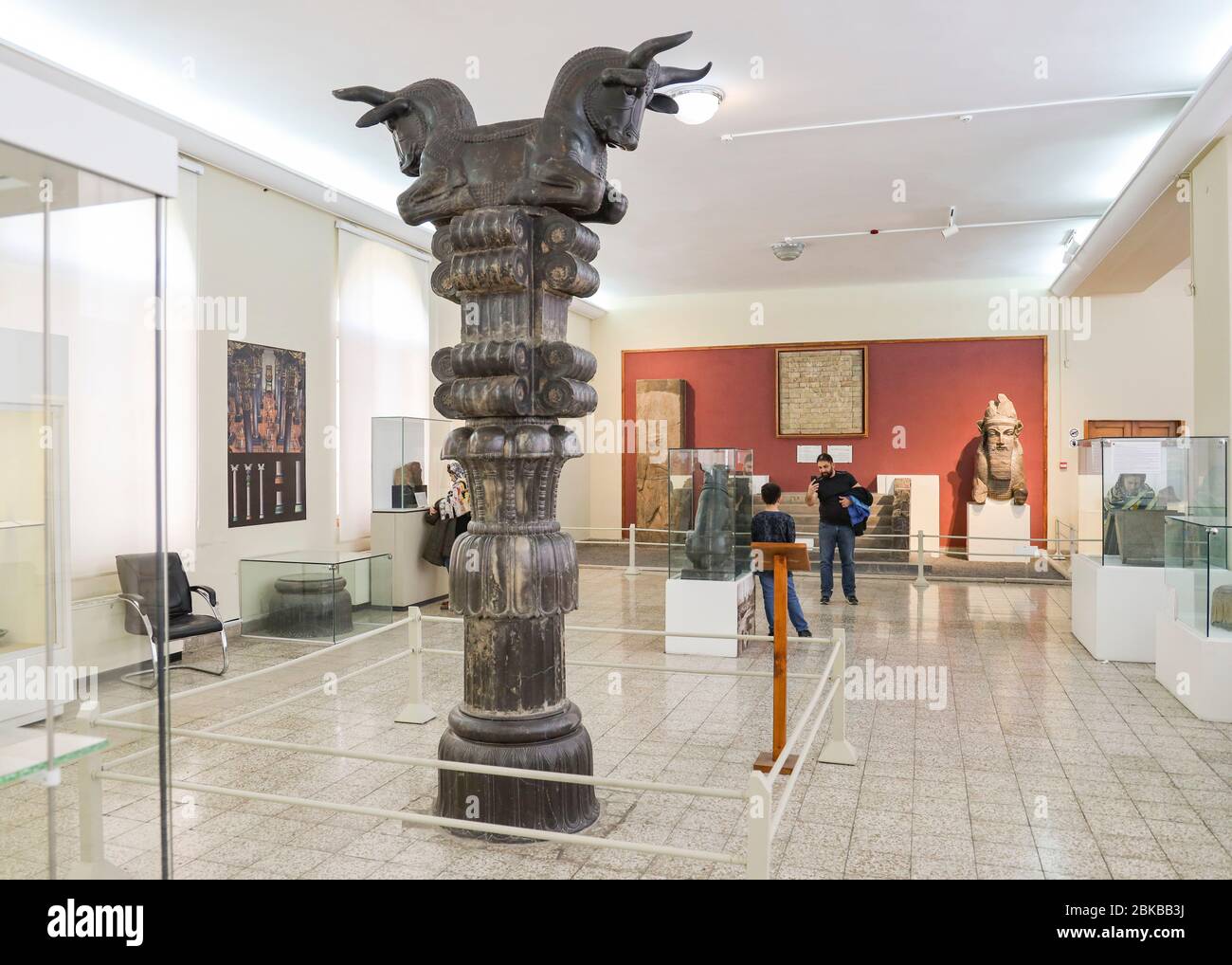 Pièces de la collection Achaemenid, le pilier de Persepolis en pierre noire, décoré de têtes de taureaux sur sa capitale, situé au Musée de l'Iran antique, Banque D'Images