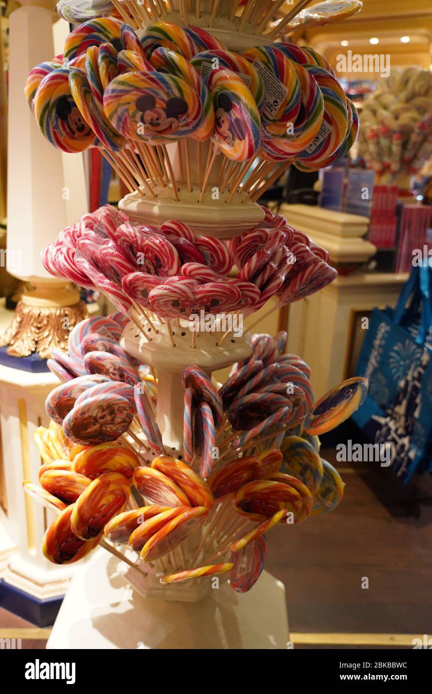 Variation des sucettes et des bonbons dans un magasin de bonbons dans un parc d'accueil. Disneyland Paris France, 29. Mai 2019. Banque D'Images