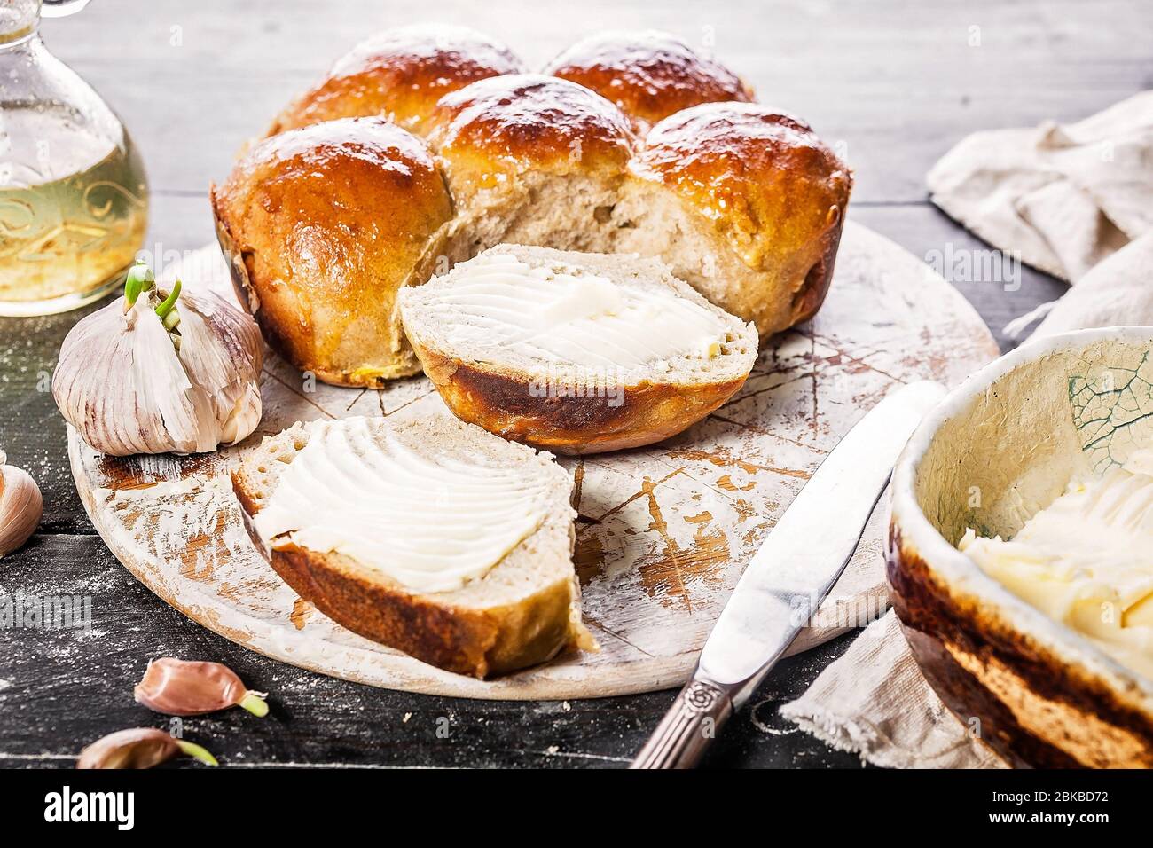 Gros pains faits maison avec ail et beurre. Cuisson à base de farine de blé et levain. Petit déjeuner délicieux Banque D'Images
