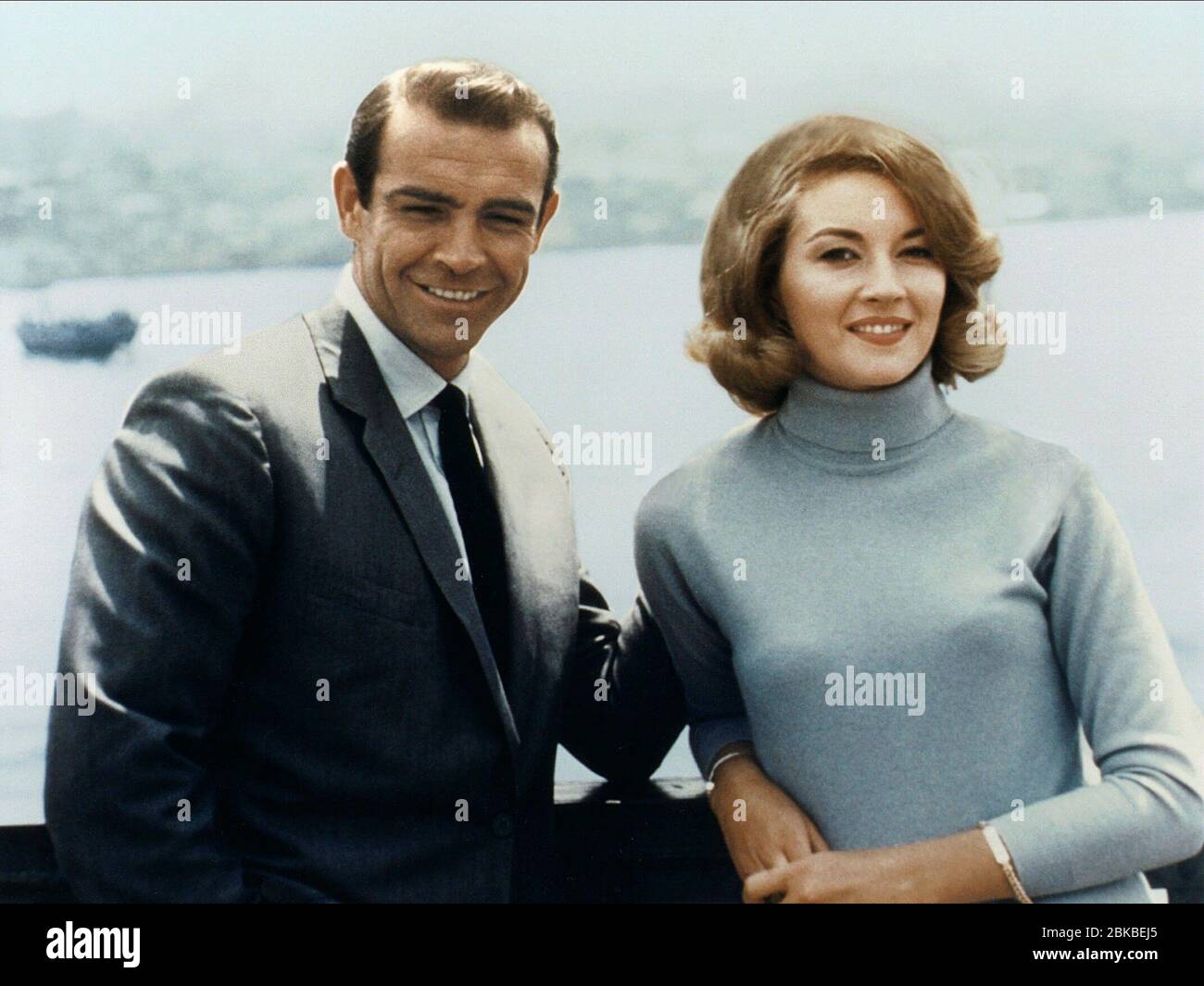 Produktbild von HWC Trading FR A4 Sean Connery & Daniela Bianchi James