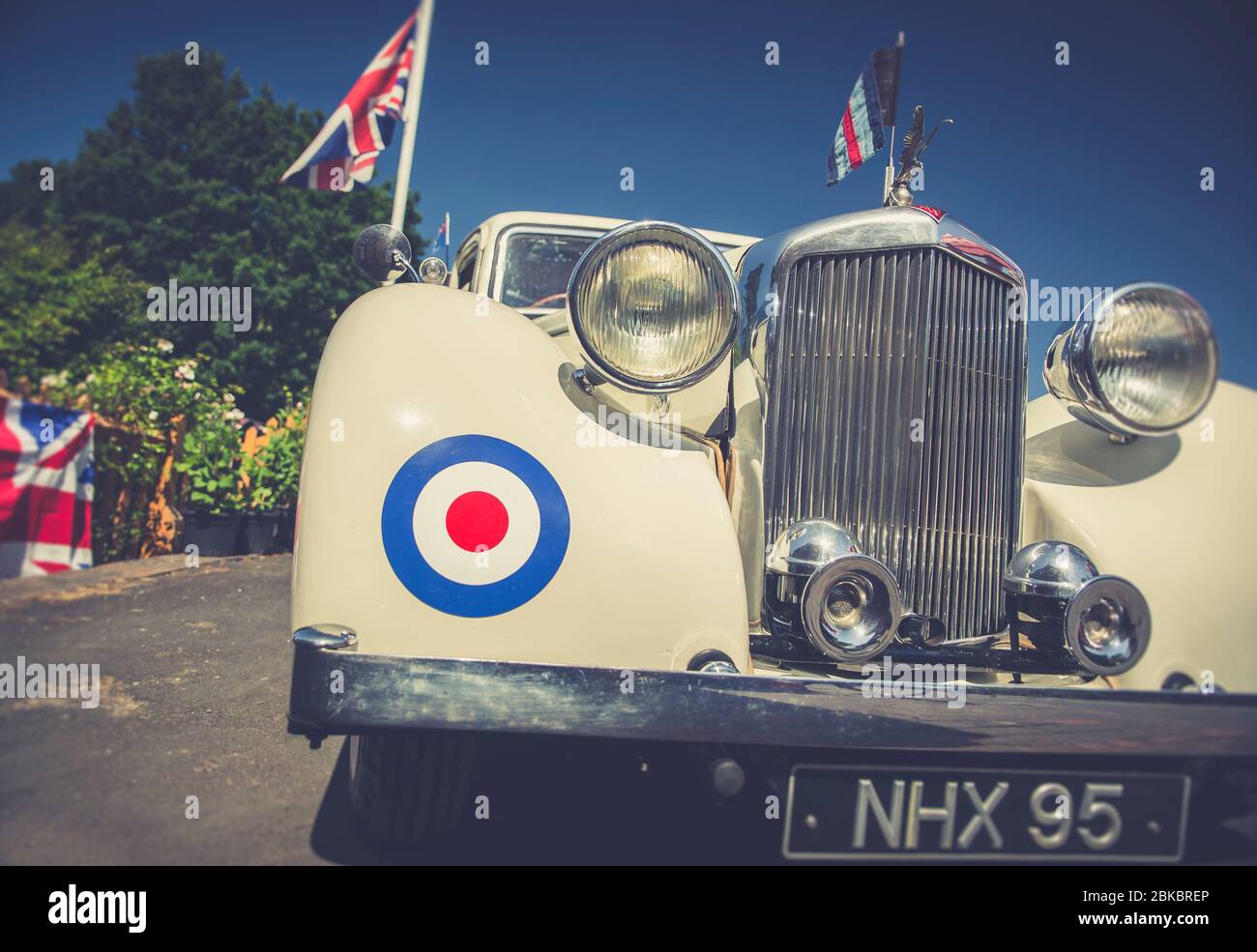 Bas angle, gros plan à l'avant de la voiture classique d'époque Alvis, 1940s WW2 Wartime Summer event UK. Calandre et phares avant de voiture Alvis d'époque. Banque D'Images