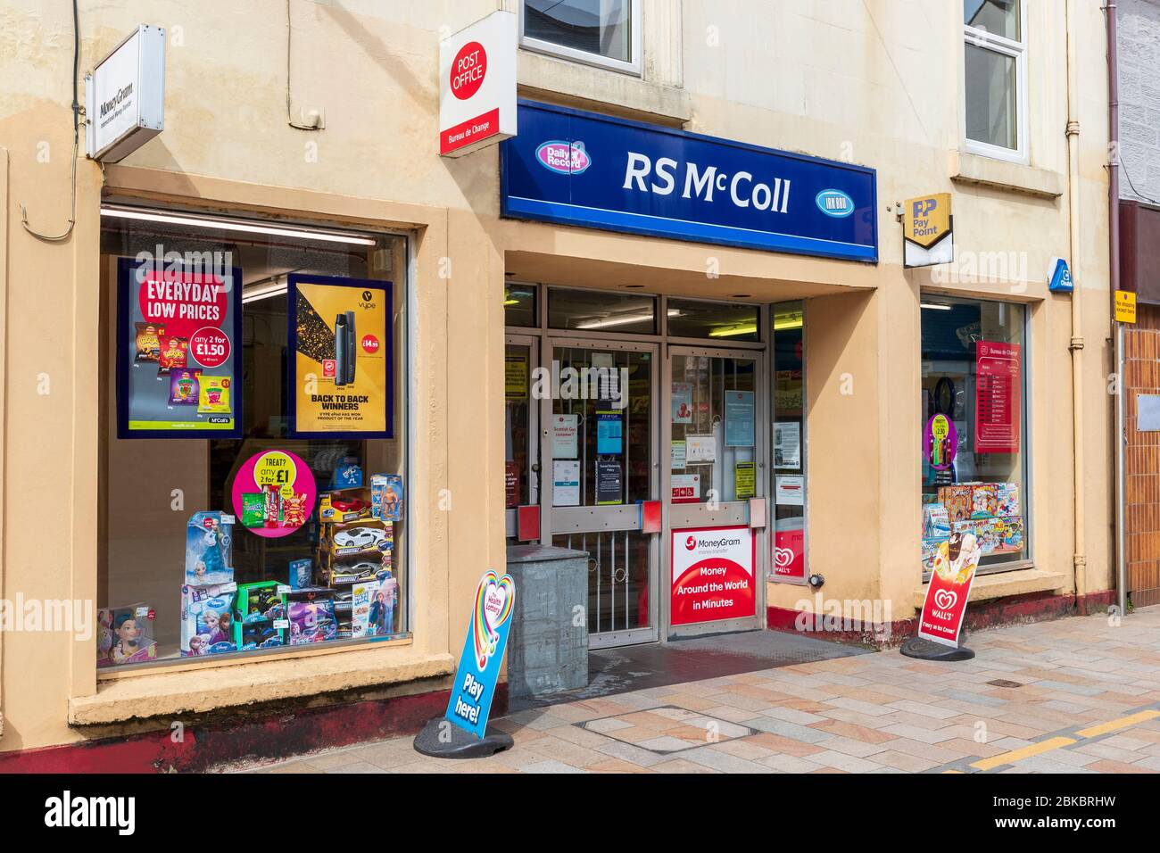Voir le devant de la boutique en ligne RS McColl et du magasin général Kilwinning, Royaume-Uni Banque D'Images