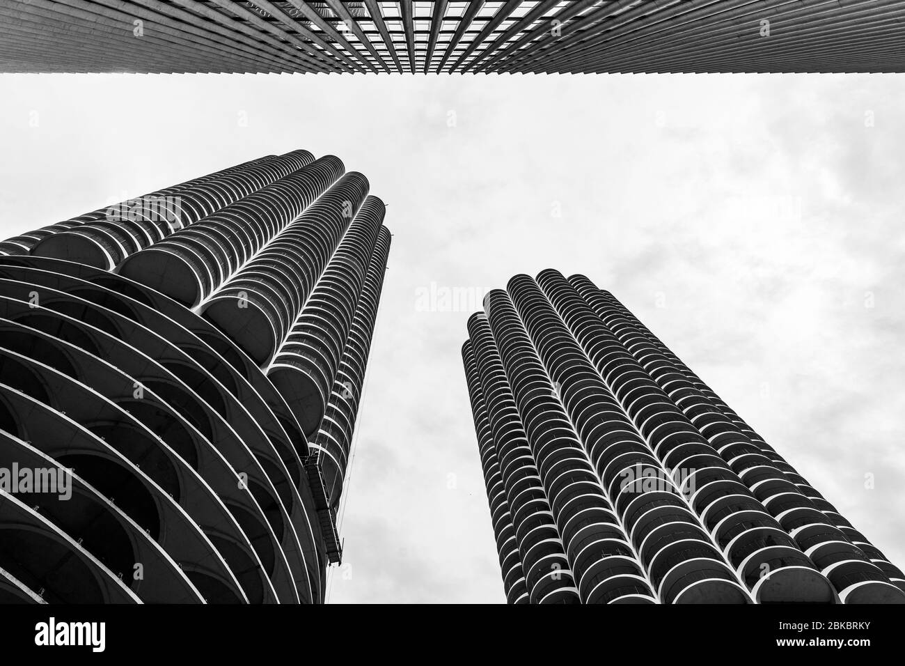 Image en noir et blanc de Marina City, conçue par Bertrand Goldberg Banque D'Images