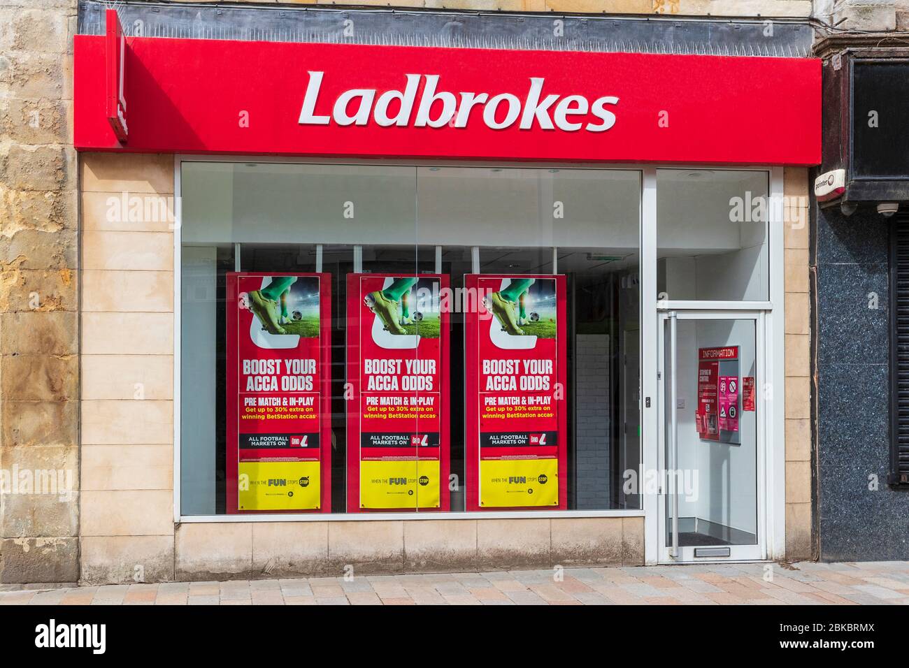 Boutique de Paris pour les bookmakers Ladbrookes, Kilwinning, Royaume-Uni Banque D'Images