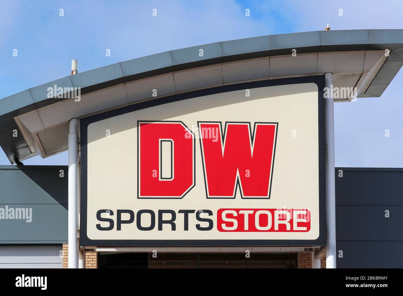 Logo d'affaires pour la boutique de sport DW à l'extérieur d'un centre commercial, Kilmarnock, Royaume-Uni Banque D'Images
