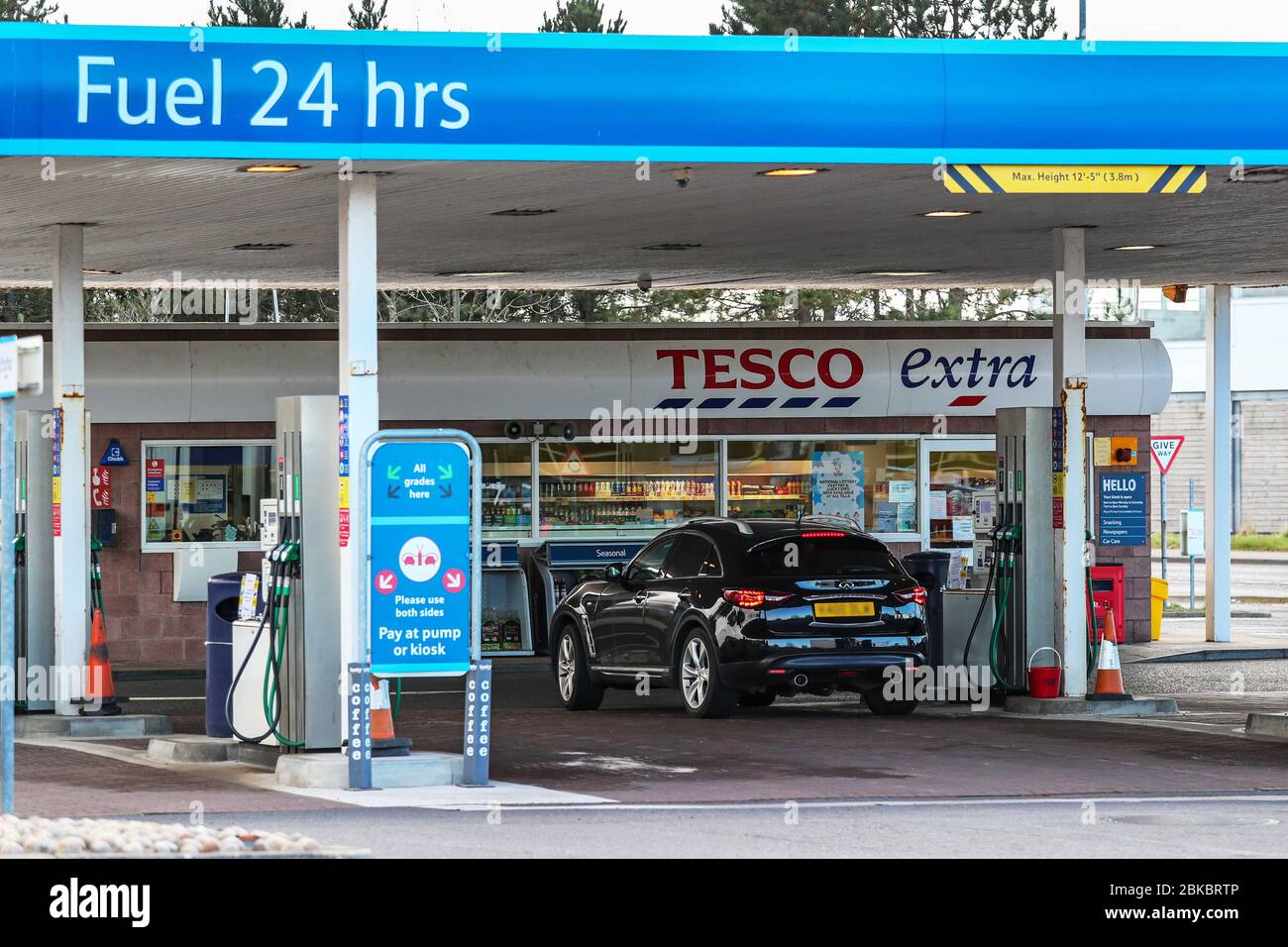 Tesco Extra 24 heures de service de remplissage de carburant, Irvine, Écosse, Royaume-Uni Banque D'Images