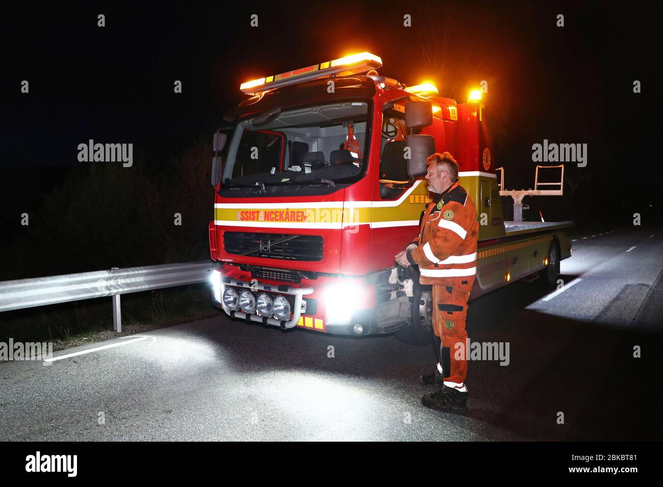 Motala, Suède 20200502 accident de la circulation sur Evertsbyvägen. Service de secours, police, ambulance et camion de remorquage sur place. Photo Jeppe Gustafsson Banque D'Images