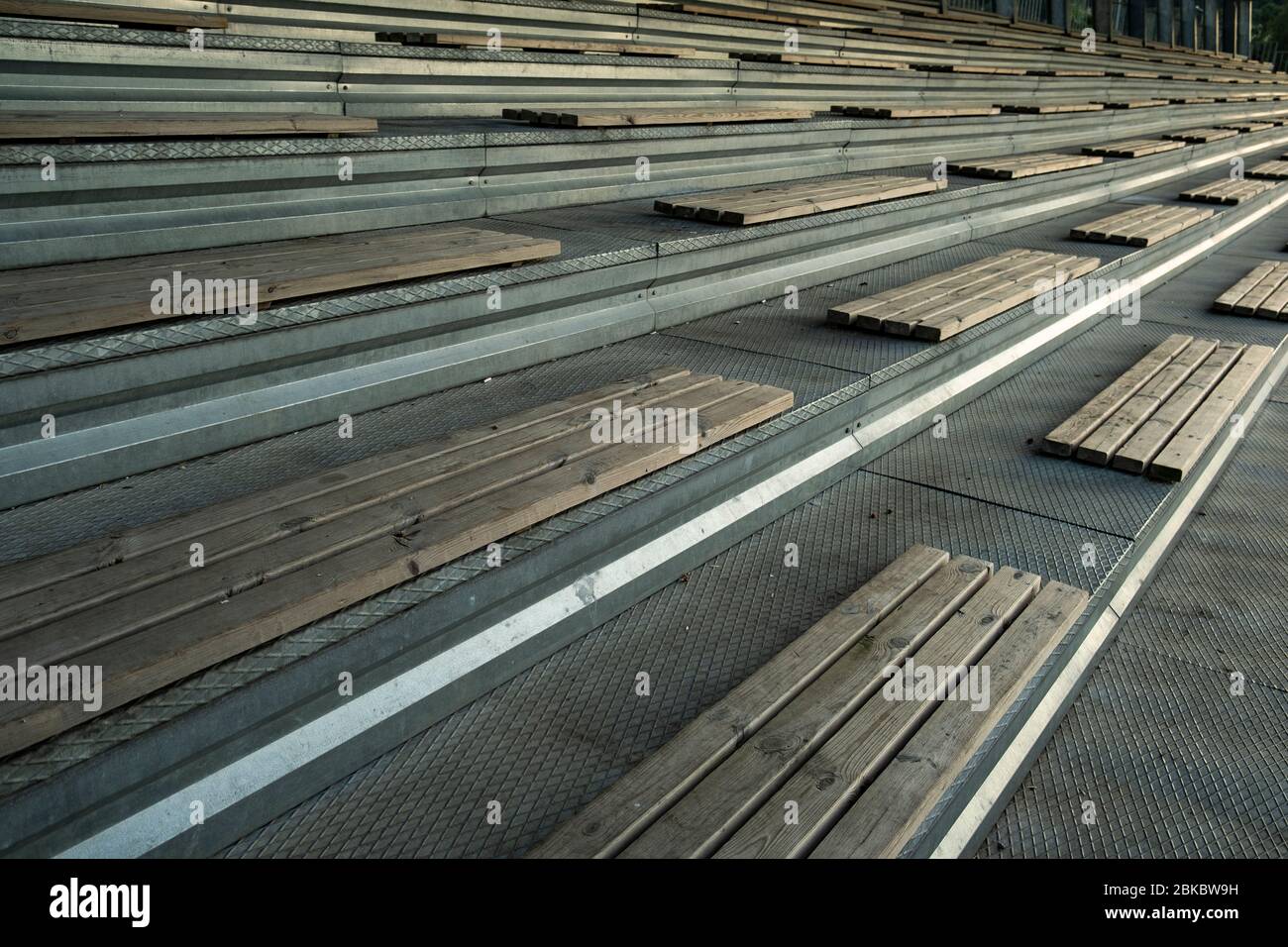 Sièges de stade vides, banc en bois. Banque D'Images