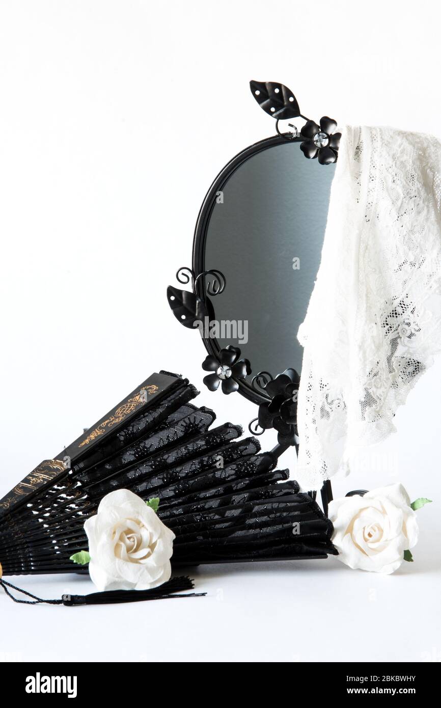 Miroir noir vintage avec couverture en dentelle blanche et roses en papier  et ventilateur à main sur fond blanc. Funérailles, condoléances et concept  de chagn Photo Stock - Alamy