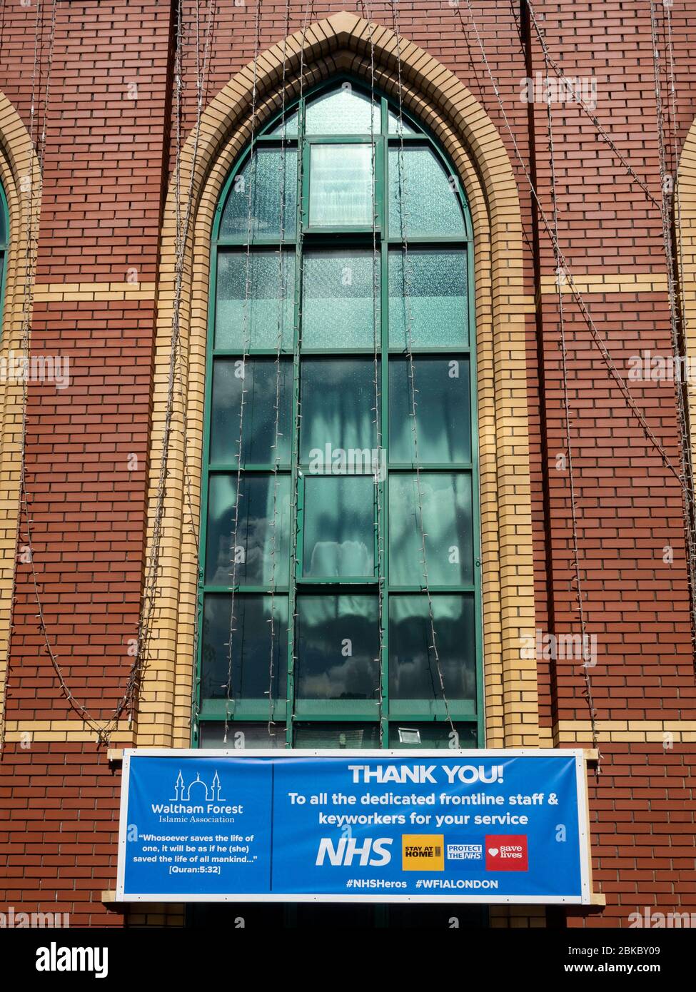 Leyton. Londres. ROYAUME-UNI. Le 2 mai 2020. Photo de la façade de la mosquée “Jamia Masjid Ghousia” soutenant le NHS et les travailleurs essentiels. Banque D'Images