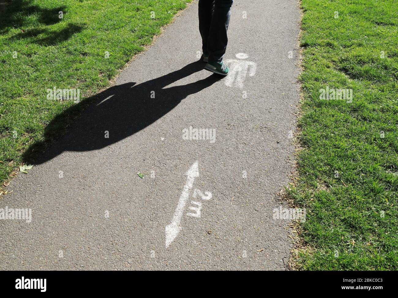 Mesures de distanciation sociale dans les parcs d'Islington à Londres, pendant le verrouillage de la pandémie de coronavirus, Royaume-Uni Banque D'Images