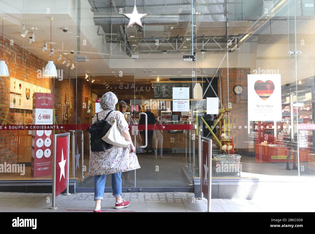 Les cafés sont ouverts pour s'enprendre à Islington, dans le nord de Londres, dans le cadre du verrouillage pandémique du coronavirus, au Royaume-Uni Banque D'Images