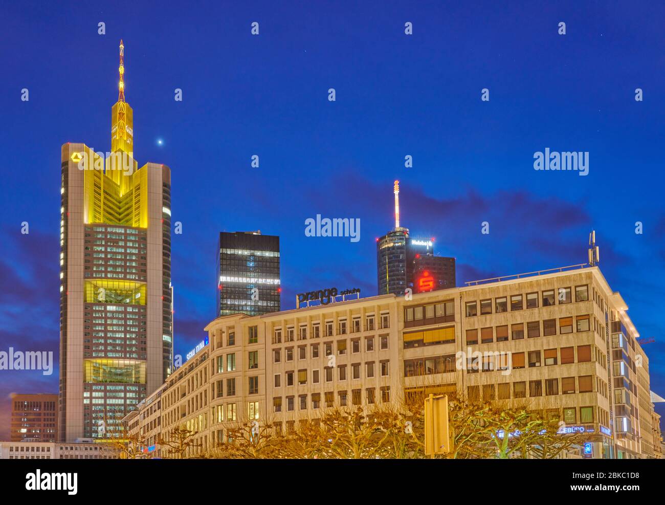 Francfort-sur-le-main, Allemagne, 15 2020 février : vue de nuit sur les bâtiments commerciaux de la rue Katharinenpforte dans le centre commercial de Francfort Banque D'Images