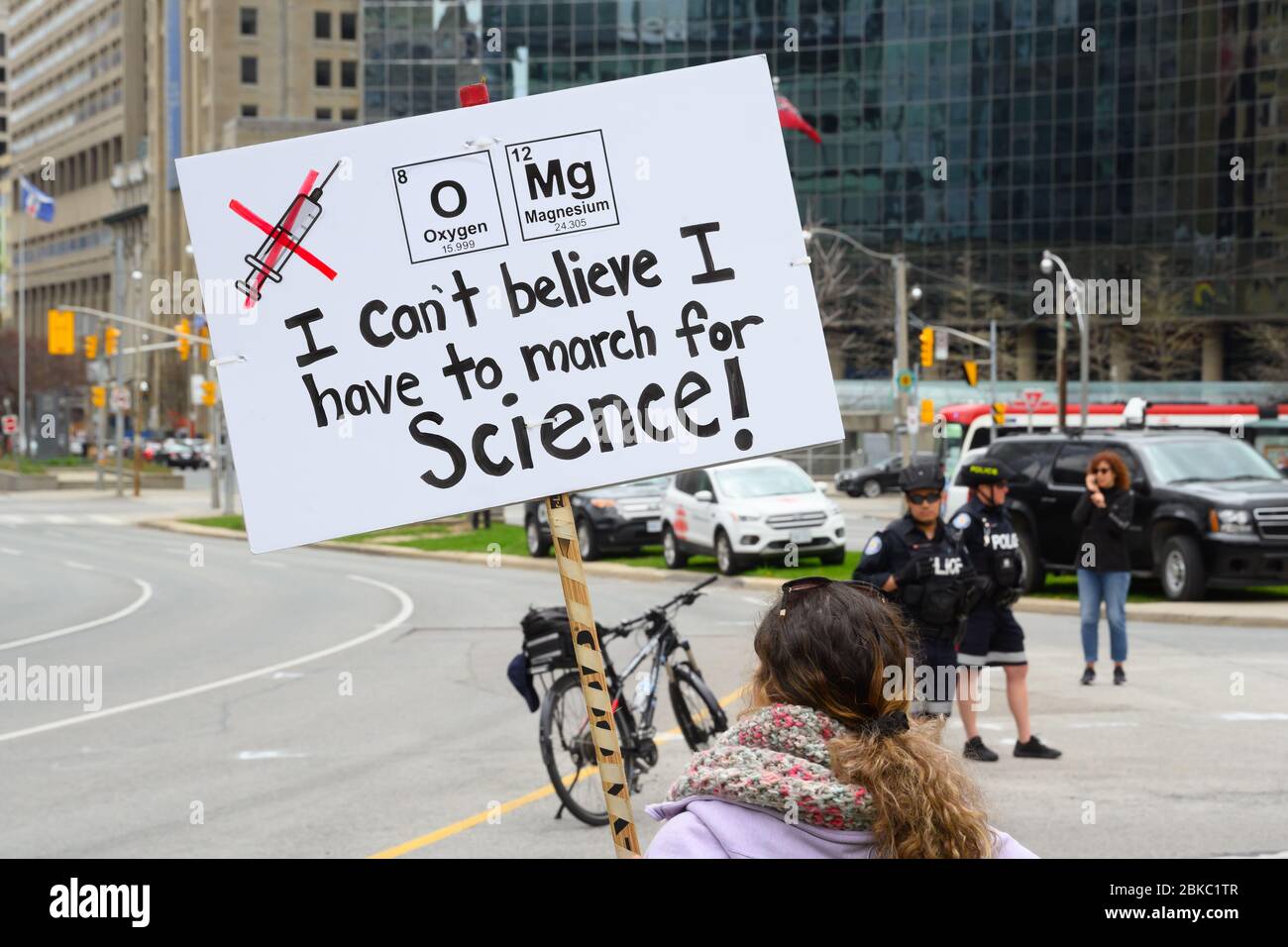 Une manifestation anti-vaxxer contre la fermeture de la COVID-19 à l'extérieur de l'édifice de l'Assemblée législative de l'Ontario à Queen's Park, alors que des policiers observent le 2020 mai Banque D'Images