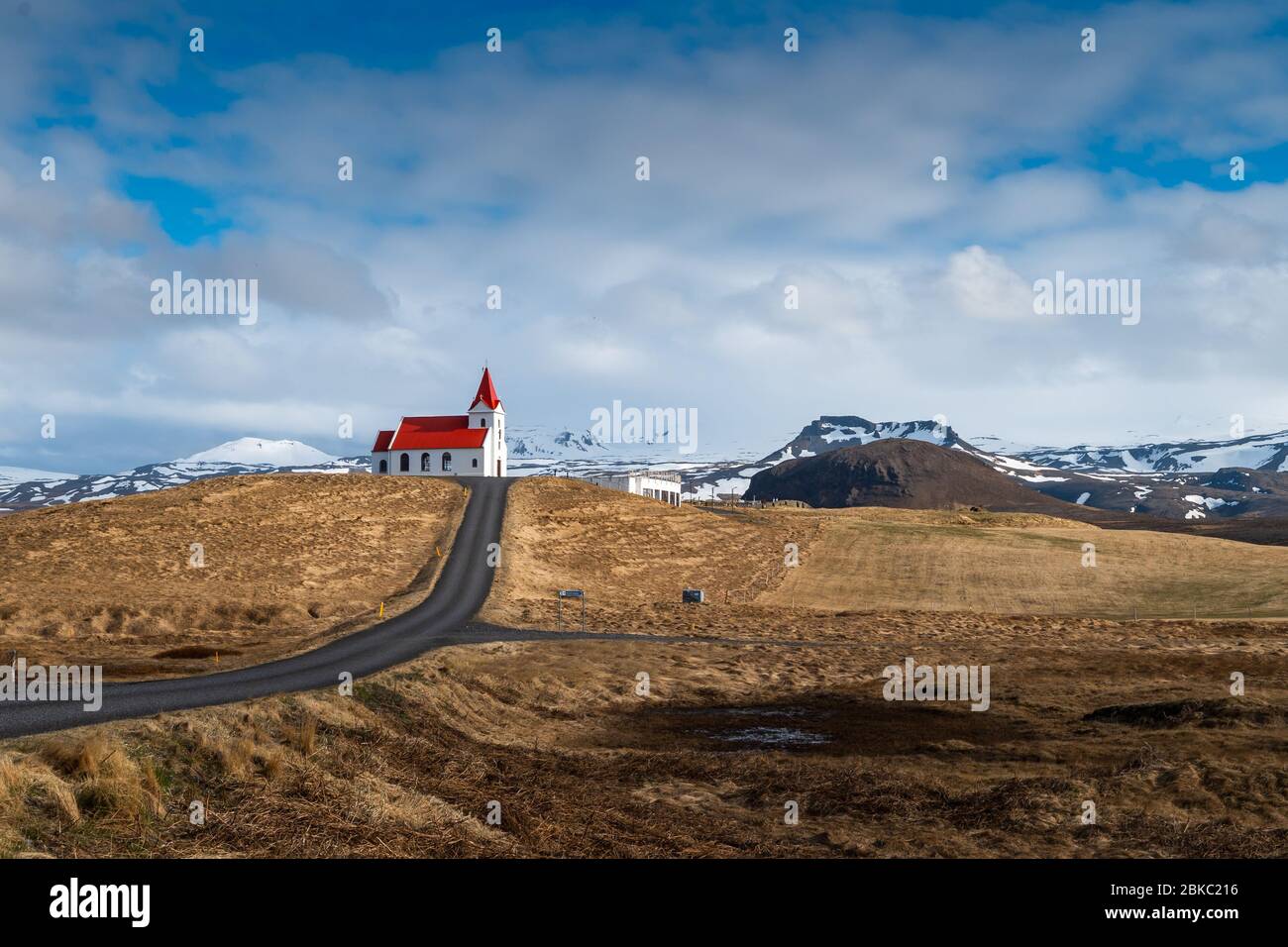 Vue panoramique sur l'église Ingjaldsholskirkja à Hellissandur, en Islande. Image incroyable du paysage et de l'architecture islandaises. Église isolée dans un Banque D'Images