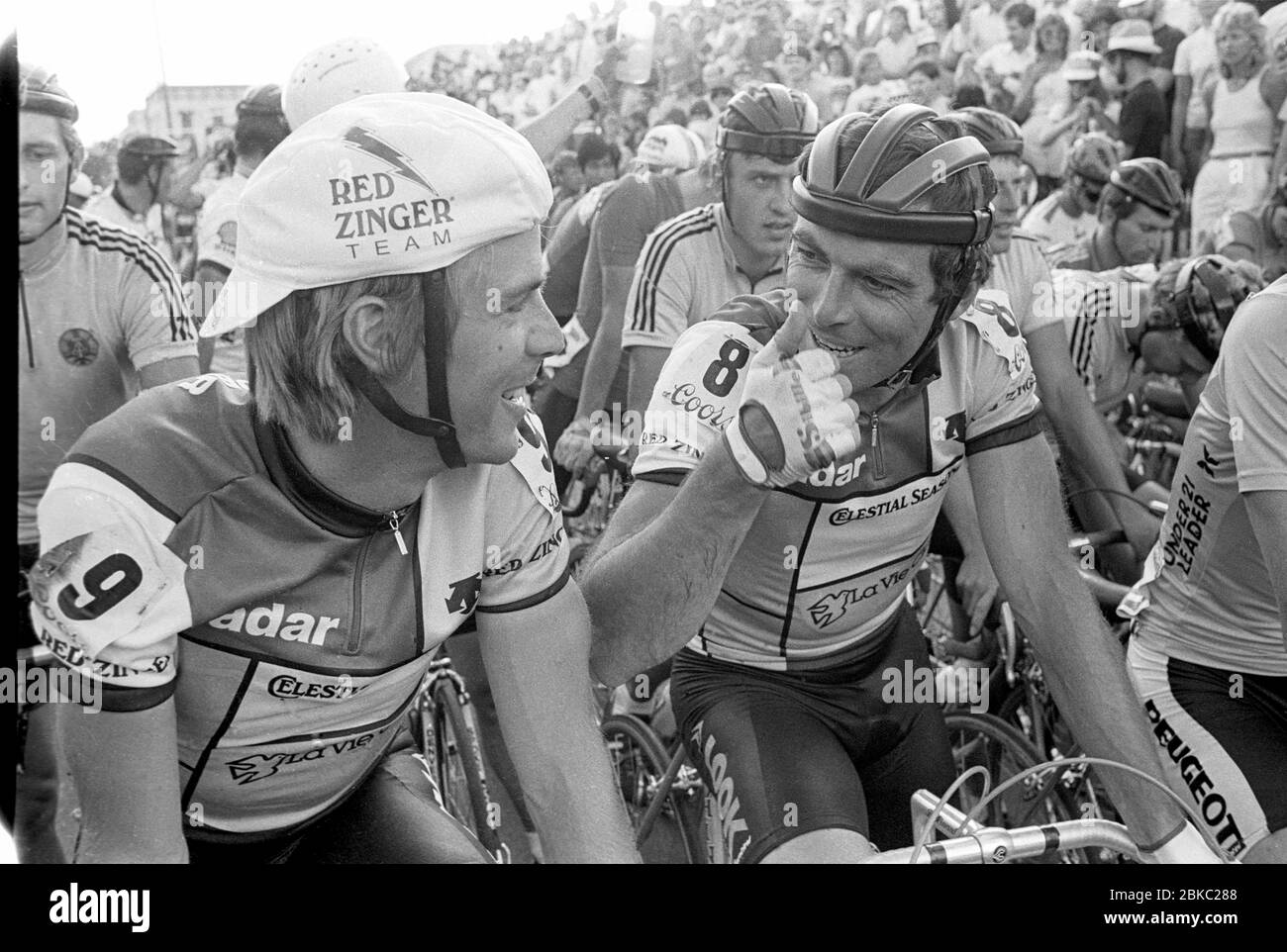 Le cycliste français Bernard Hinault, à droite, et le canadien Steve Bauer discutent avant le début de la course internationale de vélo classique de Coors le 15 août 1985 à Boulder, CO. Photo de Francis Specker Banque D'Images