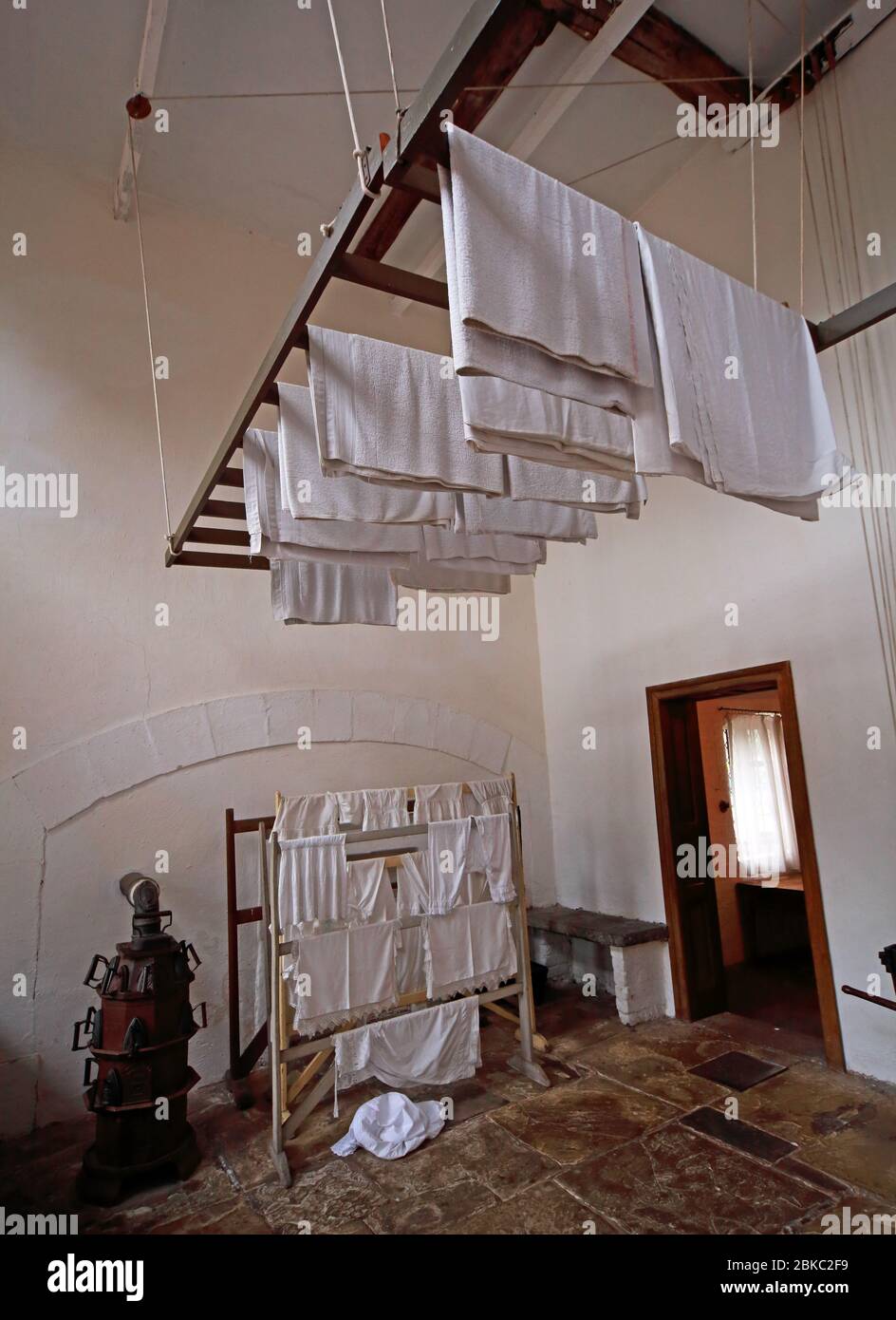 Salle de repassage victorienne, avec des vêtements suspendus, chauffage, des vêtements de cheval, British majestueuse maison, Angleterre Banque D'Images