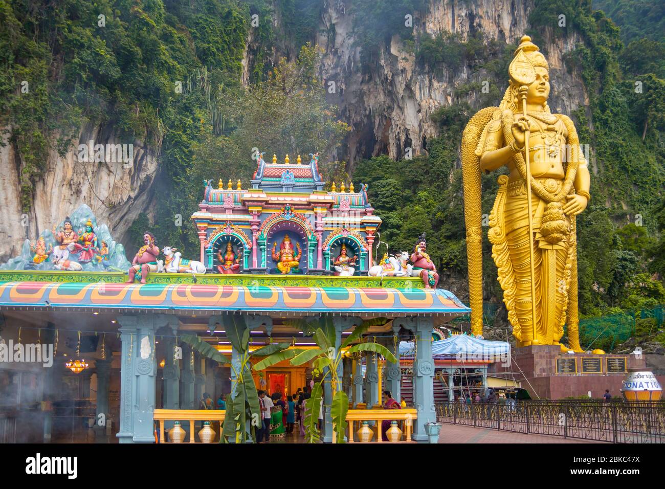 Personnes visitant le sanctuaire hindou sacré des grottes de Batu à la périphérie de Kuala Lumpur, Malaisie Banque D'Images