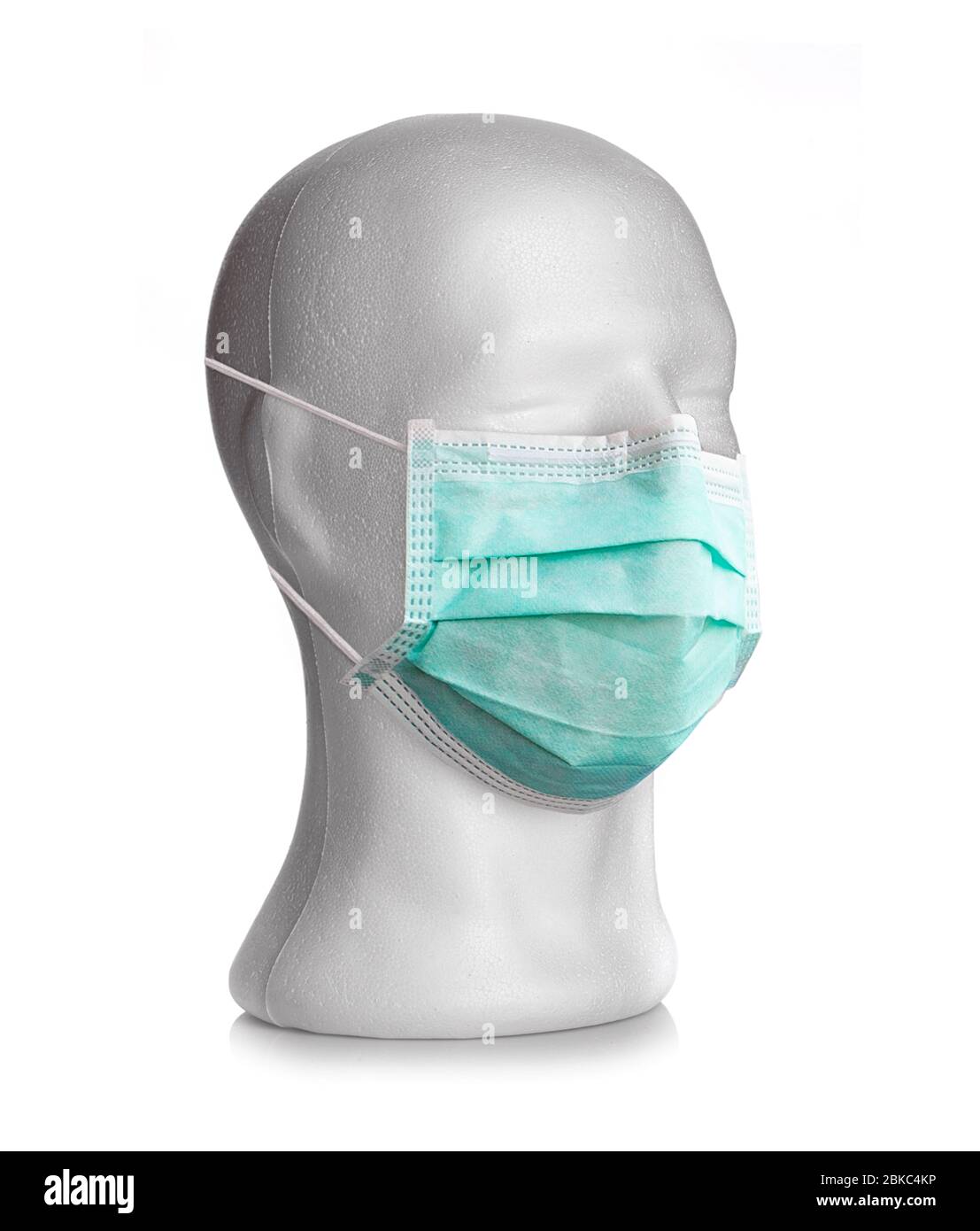 Tête factice avec masque chirurgical sur fond blanc. Covid-19 de coronavirus. Banque D'Images