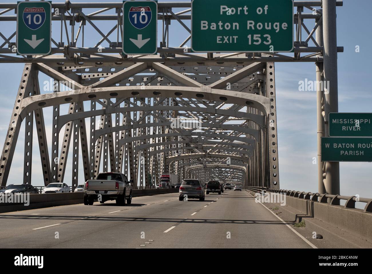 Baton Rouge, Louisiane, États-Unis - 2020 : le pont Horace Wilkinson transporte l'Interstate 10 en Louisiane, en traversant le fleuve Mississippi jusqu'à Port Allen. Banque D'Images