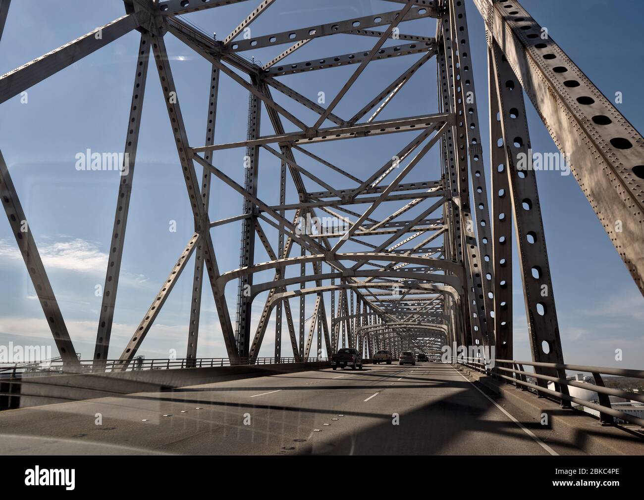 Baton Rouge, Louisiane, États-Unis - 2020 : le pont Horace Wilkinson transporte l'Interstate 10 en Louisiane, en traversant le fleuve Mississippi jusqu'à Port Allen. Banque D'Images