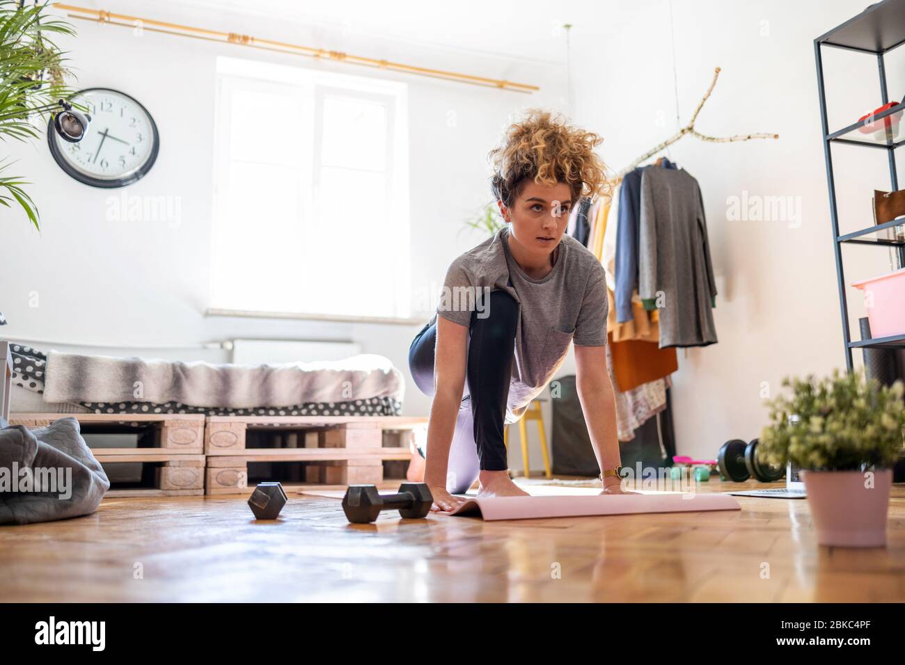 Jeune femme faisant de l'exercice de forme physique à la maison Banque D'Images