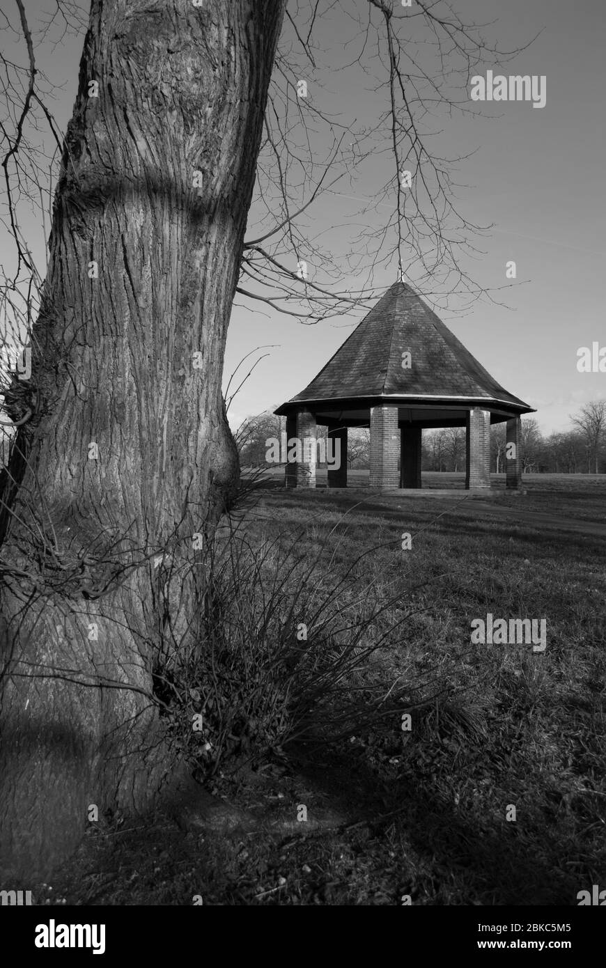 Octagon Pavillon octogonal Open Air Folly Landscape Architecture à Kensington Gardens, Londres W2 2UH Banque D'Images