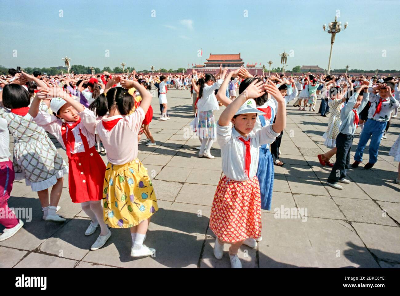 Jeunes pionniers chinois, danse lors des célébrations de la Journée internationale des enfants, qui se sont tenues sur la place Tiananmen le 2 juin 1990 à Beijing, en Chine. L'événement a été organisé comme une distraction à l'occasion de l'anniversaire du massacre qui a tué des manifestants pour la démocratie dirigés par des étudiants le 4 juin 1989. Banque D'Images